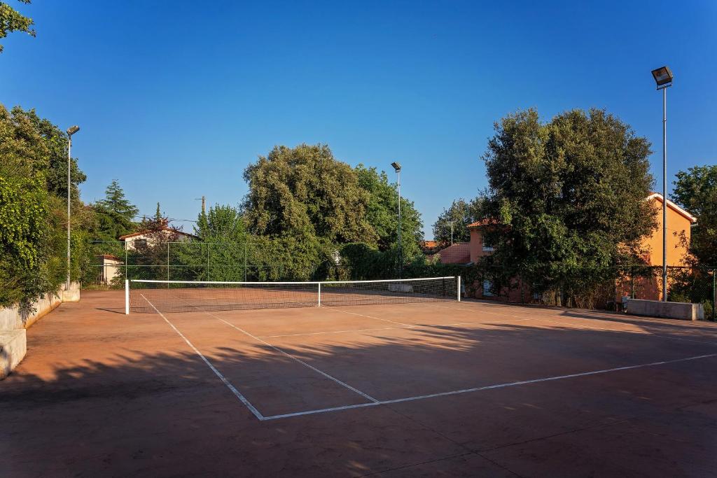 Tenis a/nebo squash v ubytování Guesthouse ''Barboska'' - big outdoor swimming pool & private tennis court nebo okolí