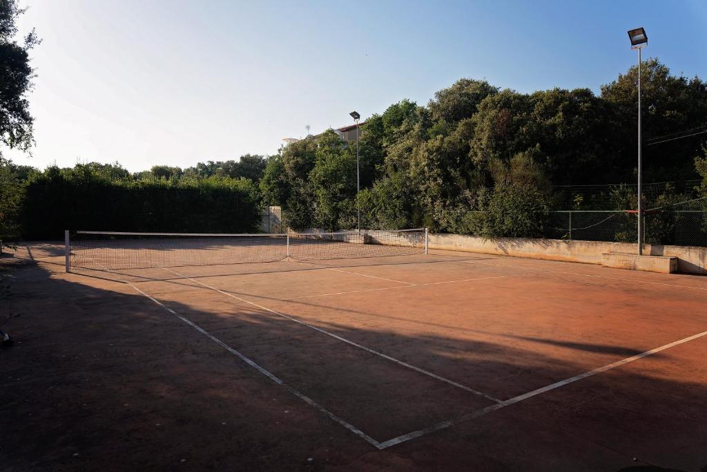 Tenis a/nebo squash v ubytování Guesthouse ''Barboska'' - big outdoor swimming pool & private tennis court nebo okolí