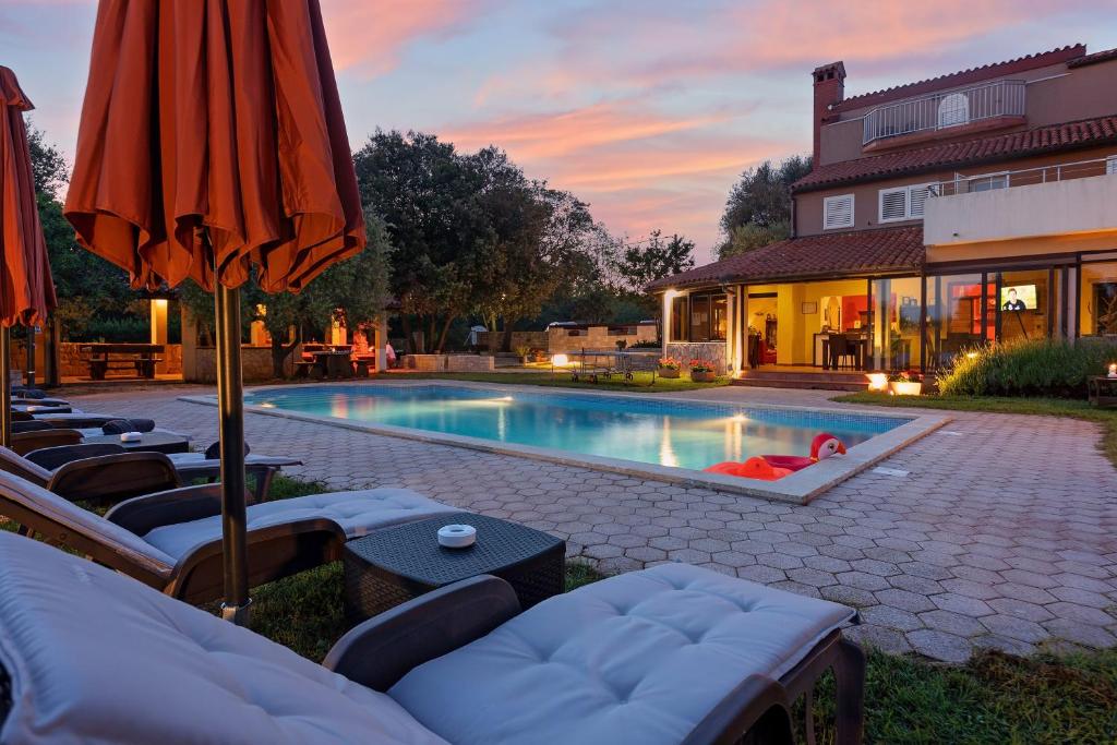 Bazén v ubytování Guesthouse ''Barboska'' - big outdoor swimming pool & private tennis court nebo v jeho okolí