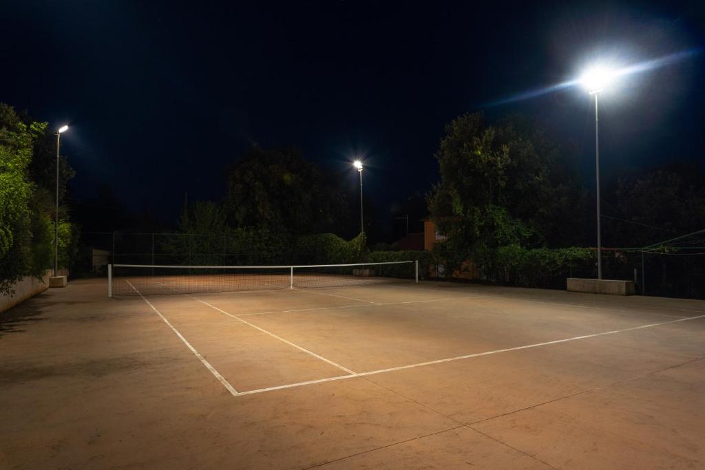 Tenis a/nebo squash v ubytování Guesthouse ''Barboska'' - big outdoor swimming pool & private tennis court nebo okolí