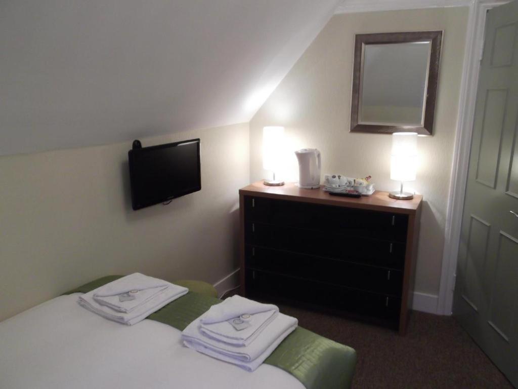 The Stag Enfield - Double Room With Shared Bathroom