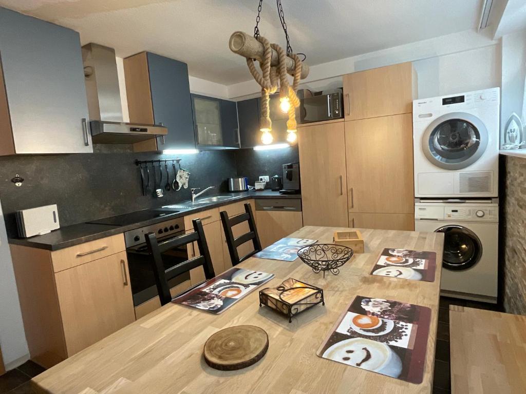 a kitchen with a wooden table in a kitchen at Messe-Apartment, 4 Schlafzimmer, 80 qm, Garten - 6 km zur Messe, verkehrsgünstig, ruhig, Parkplätze in Nürnberg