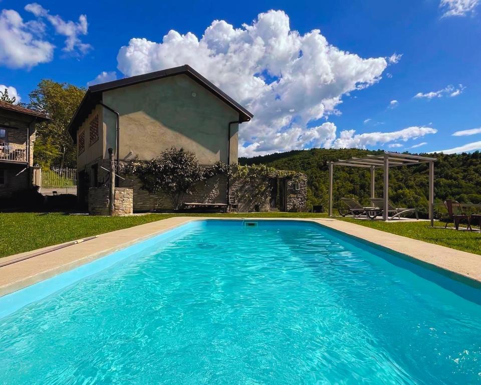Bazén v ubytování Cascina Facelli - Luxury Country House nebo v jeho okolí