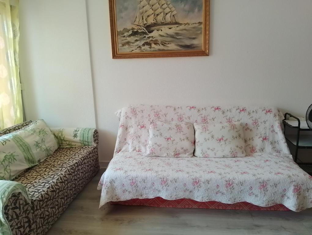 un salon avec un lit et un canapé dans l'établissement Studio Boulouris Saint-Raphaël, à Boulouris-sur-Mer