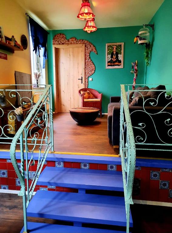 a room with a bed and green walls and a door at Apartment im Mexiko-Stil in Niederneisen