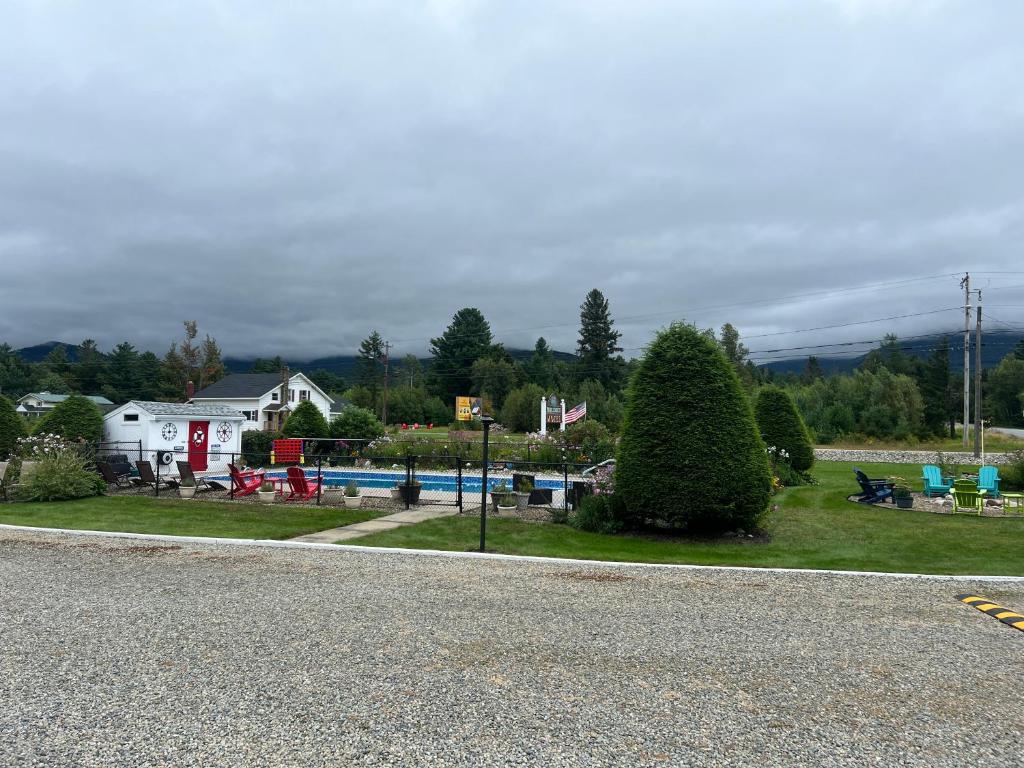 Bazén v ubytování Profile Deluxe Motel nebo v jeho okolí