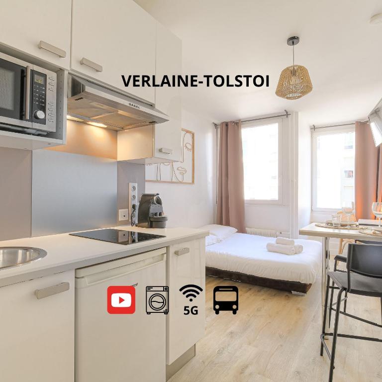 - une cuisine blanche avec un lit dans une chambre dans l'établissement Verlaine-Tolstoi, à Villeurbanne