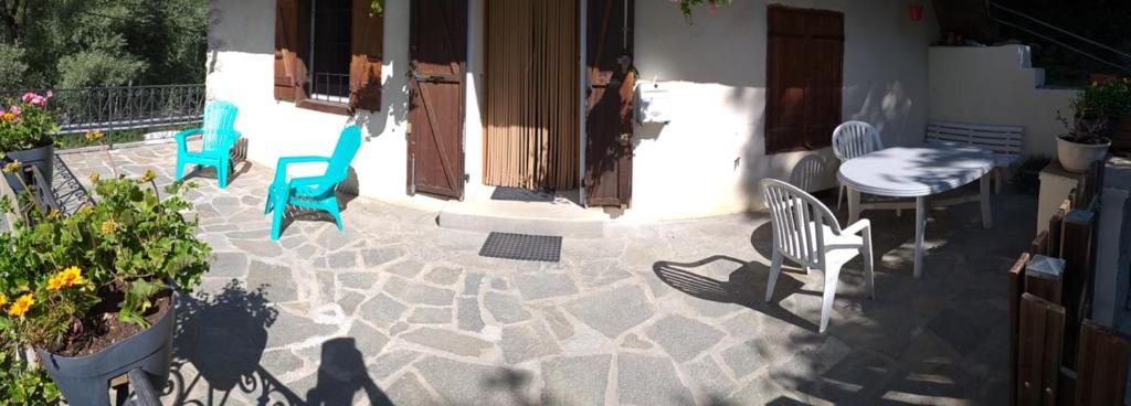 Patio alebo iná vonkajšia časť ubytovania Les VIGNEAUX Hautes Alpes, Appartement 4 personnes, avec belle terrasse panoramique