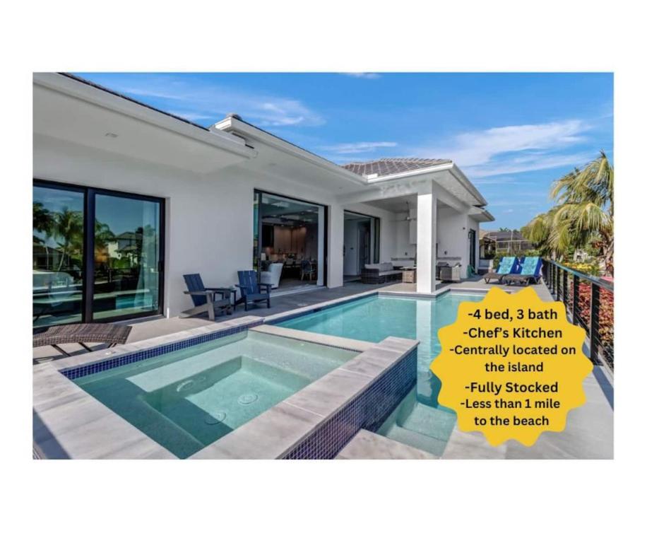 マルコ・アイランドにあるIsland Breeze Haven By Heat Propertiesのスイミングプール付きの家