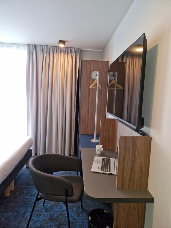 Hôtel AKENA Serris - Val d'Europeにあるテレビまたはエンターテインメントセンター
