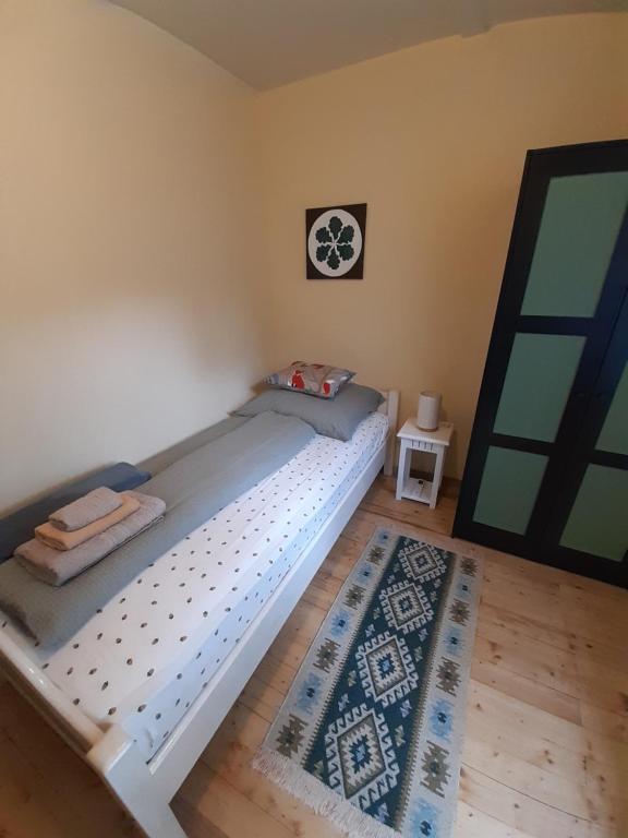 Postel nebo postele na pokoji v ubytování Őzike erdőszéli faházikó