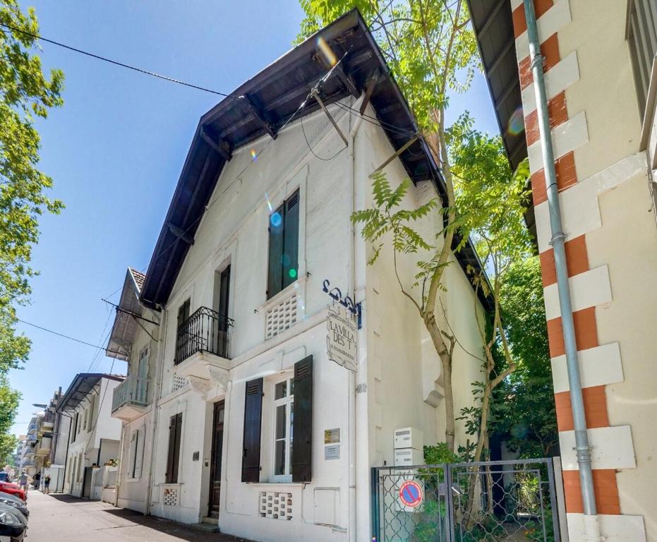 un bâtiment au bord d'une rue dans l'établissement Studio O Calme, à Arcachon