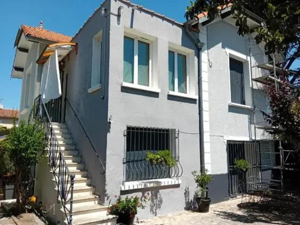 Το κτήριο όπου στεγάζεται  το διαμέρισμα