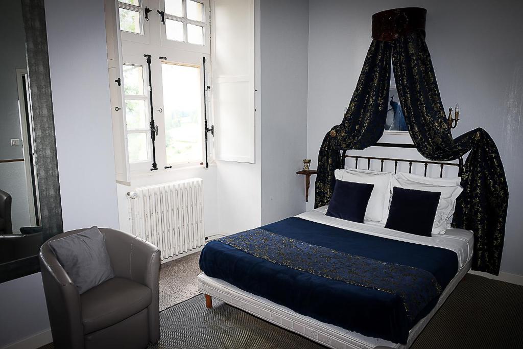 Postel nebo postele na pokoji v ubytování Manoir XV Domaine de Peyrafort