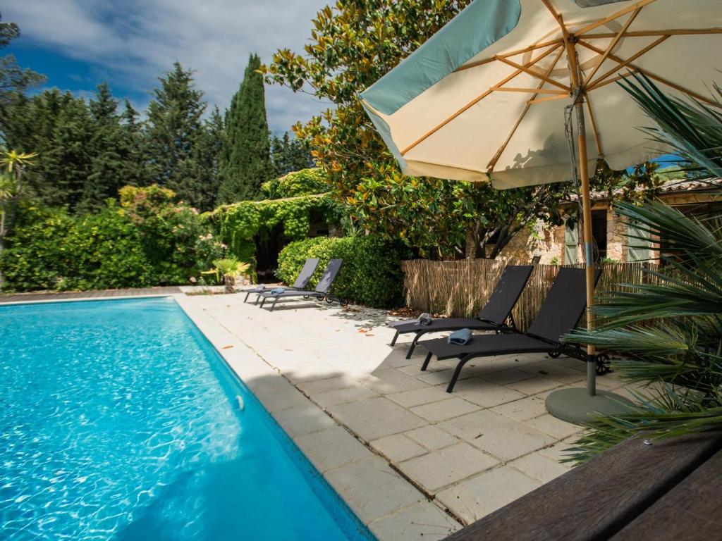 un parasol et des chaises à côté d'une piscine dans l'établissement Little butterfly, à Lorgues