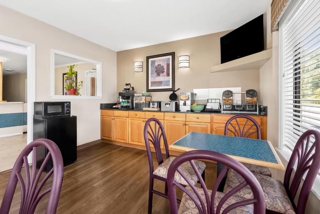 Kuchyň nebo kuchyňský kout v ubytování Econo Lodge