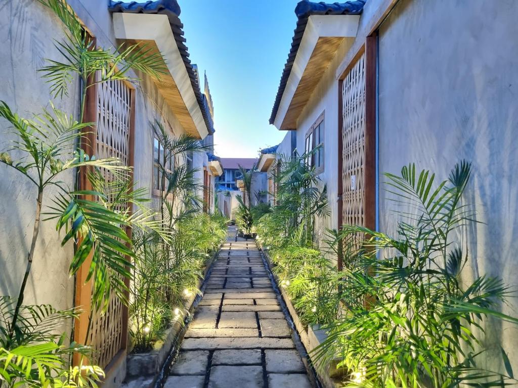 チャングーにあるBoBos Villa Echoの植物の並ぶ二つの建物