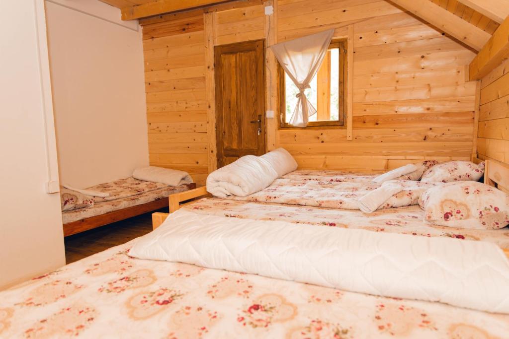 Postel nebo postele na pokoji v ubytování Rafting Kamp Mačak