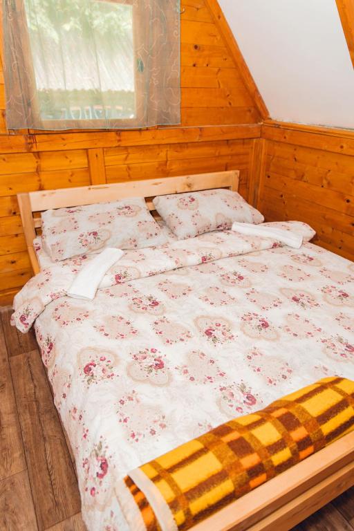 Postel nebo postele na pokoji v ubytování Rafting Kamp Mačak