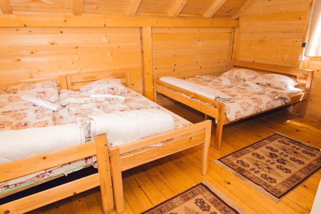 Postel nebo postele na pokoji v ubytování Rafting Kamp Mačak