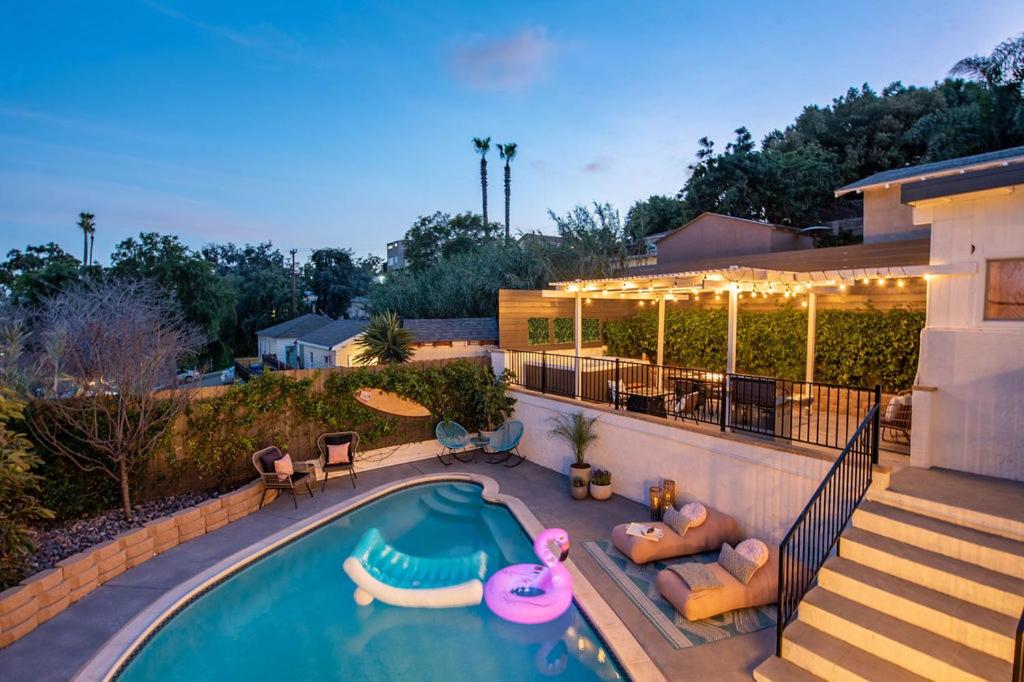 Una piscina con inflables y una casa. en NEW Amazing Paradiso Urbano – POOL;SPA;GAMEROOM, en San Diego
