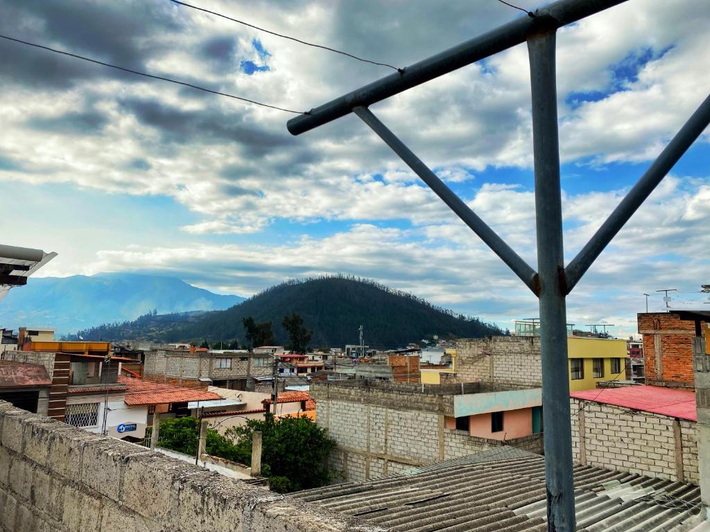 vista su una città con una montagna sullo sfondo di Habitación encantadora en el corazón de Otavalo a Otavalo
