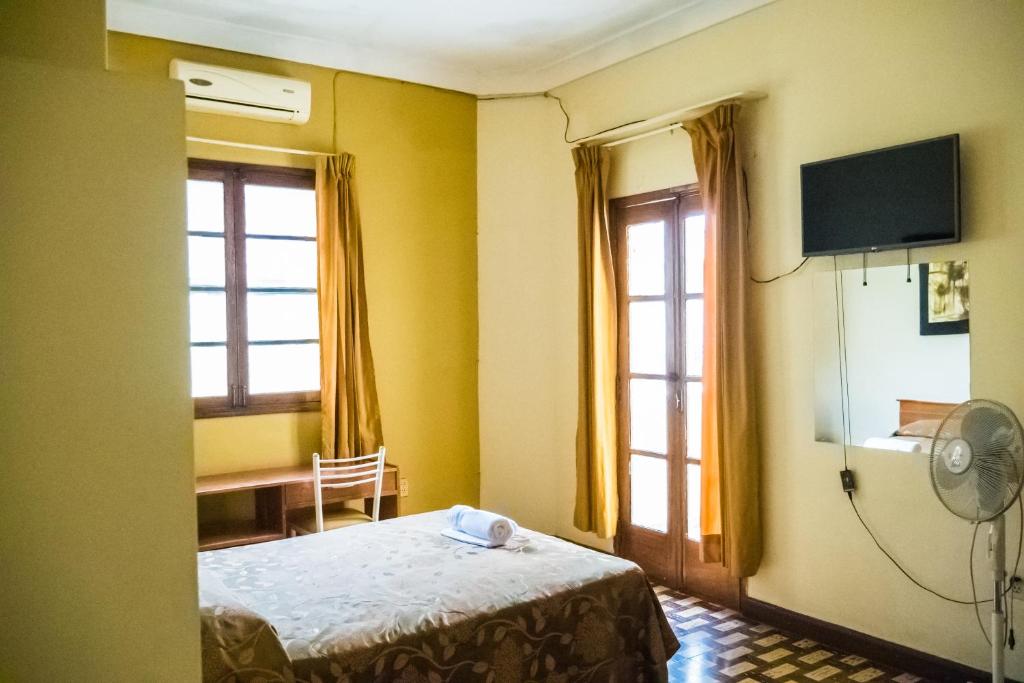 TV a/nebo společenská místnost v ubytování Hotel Las Palmeras