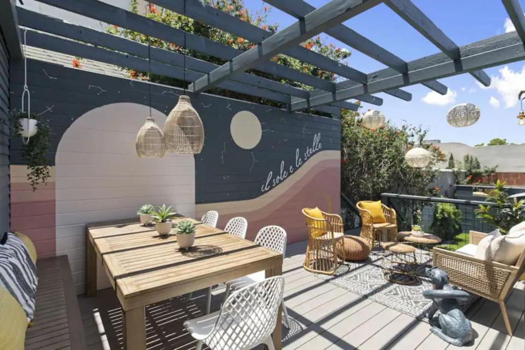 d'une terrasse avec une table et des chaises en bois sous une pergola. dans l'établissement 5BD Home with outdoor space in Little Italy, à San Diego