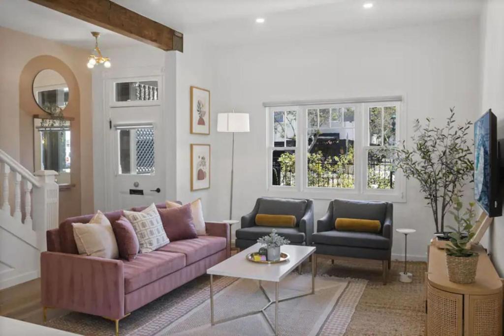 Televiisor ja/või meelelahutuskeskus majutusasutuses 4BD Home in the Heart of Little Italy