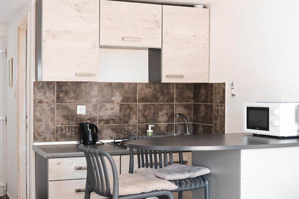 Nhà bếp/bếp nhỏ tại Little Studio at APARTMENTS SILVER - Gajac - Zrce beach