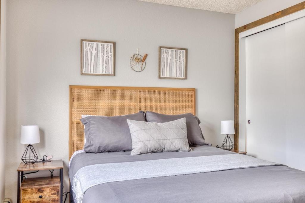 Ένα ή περισσότερα κρεβάτια σε δωμάτιο στο Thunderhead Lodge Condo 204 - Modern Heated Pool & Games