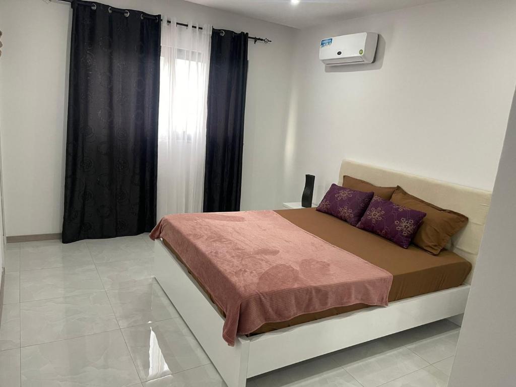 Giường trong phòng chung tại Appartement standing praia