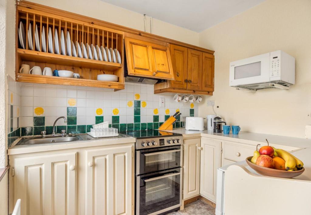 Kuchyň nebo kuchyňský kout v ubytování Glynsk Pier Cottage