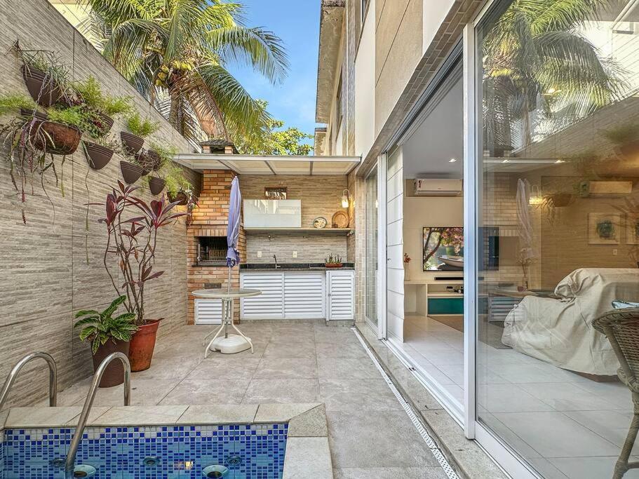 a patio with a swimming pool in a house at Piscina Privativa - Condominio - Churrasqueira - Espaçosa in Guarujá
