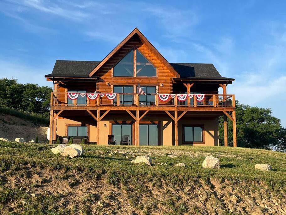 una casa con bandiere americane sulla facciata di Big Sky Cabin at Monteagle a Banner Elk