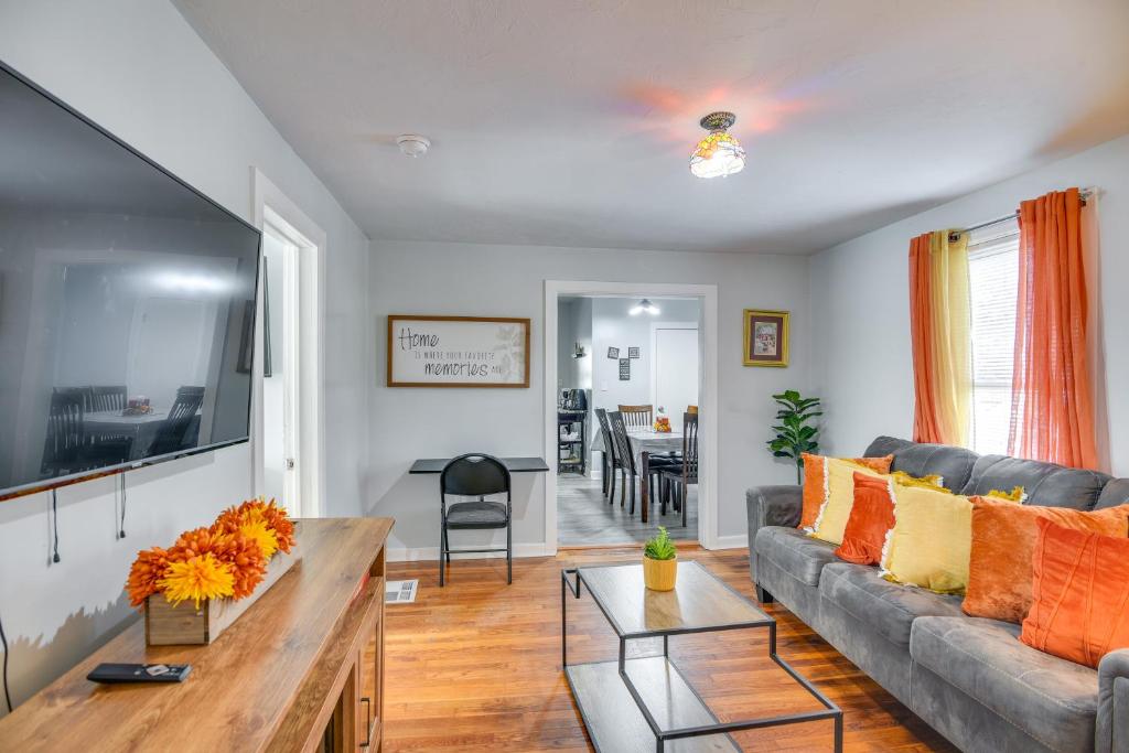 布罗克顿Downtown Brockton Apt Less Than 1 Mi to Local Dining的带沙发和桌子的客厅