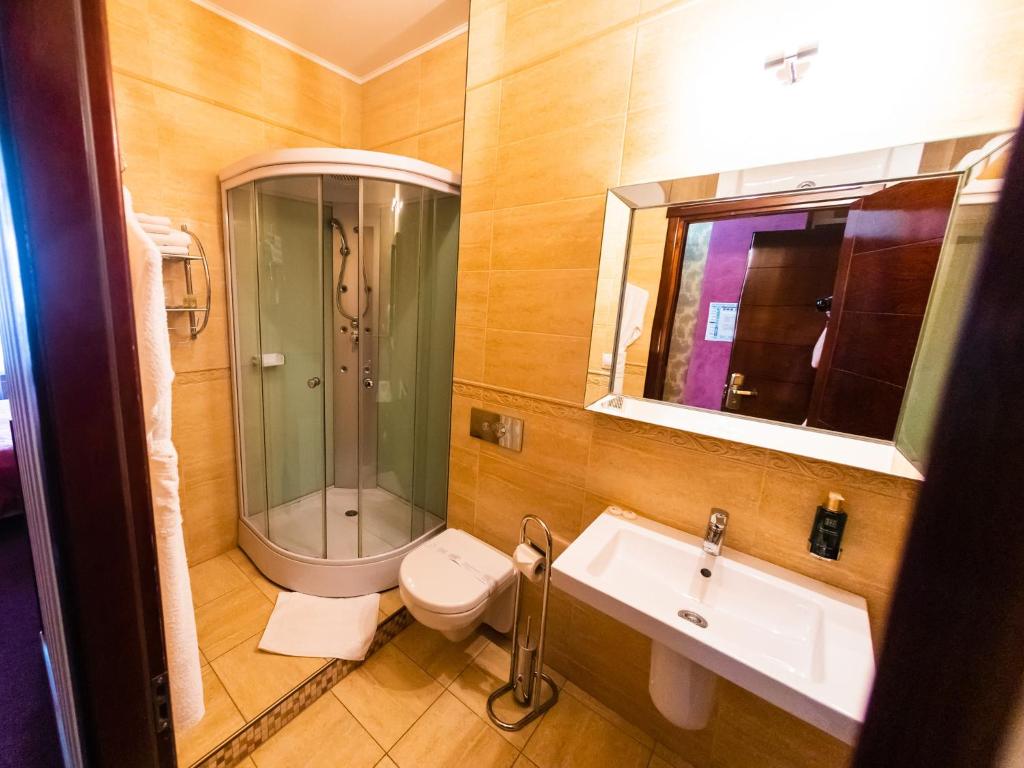 Daily Plaza Hotel - Standard Double Or Twin Room