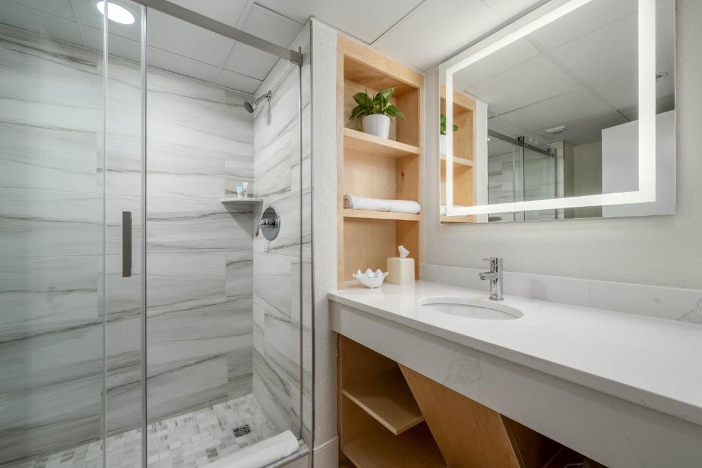 Princess Royale Oceanfront Resort - King Suite Con Vista Parcial Del Océano