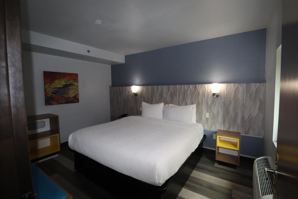 Ein Bett oder Betten in einem Zimmer der Unterkunft Days Inn &amp; Suites by Wyndham Milwaukee