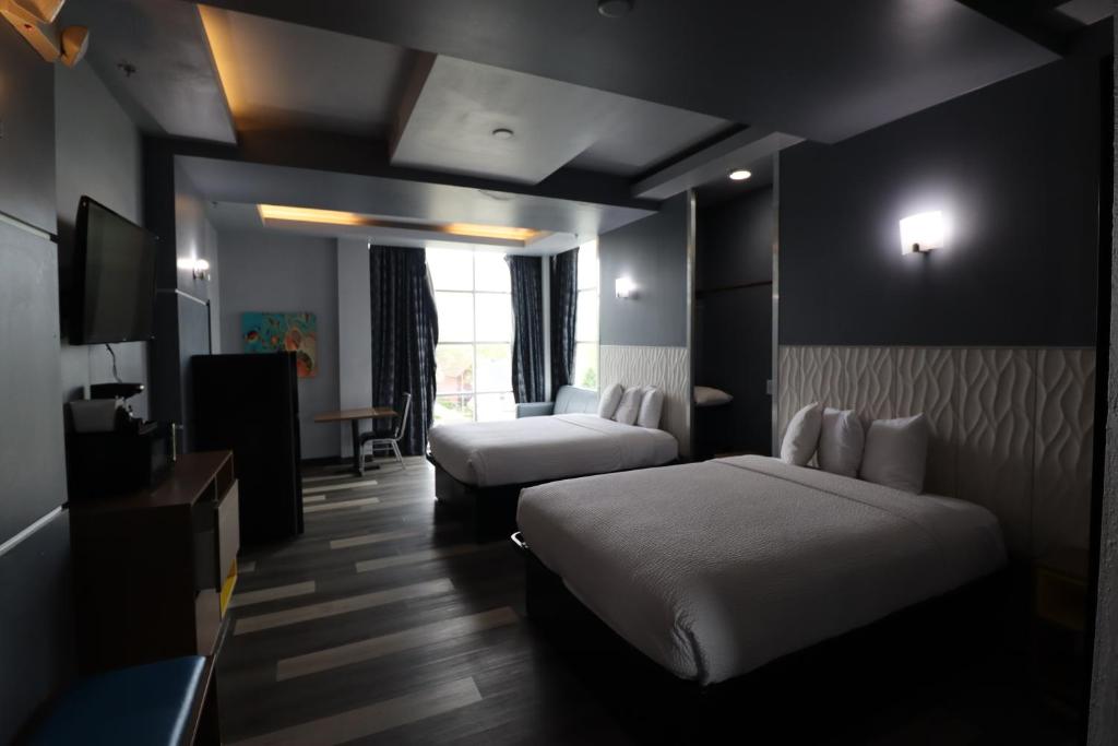 Ein Bett oder Betten in einem Zimmer der Unterkunft Days Inn &amp; Suites by Wyndham Milwaukee