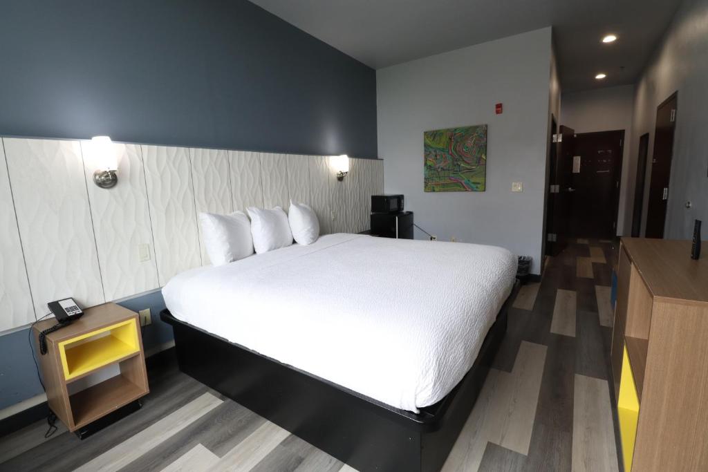 Ein Bett oder Betten in einem Zimmer der Unterkunft Days Inn &amp; Suites by Wyndham Milwaukee