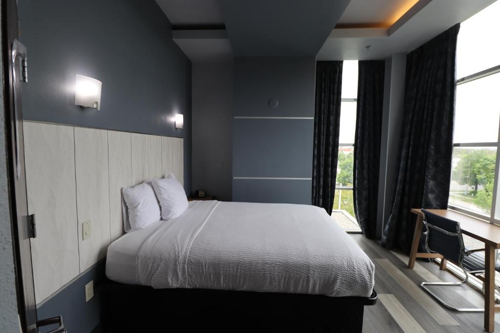 Ein Bett oder Betten in einem Zimmer der Unterkunft Days Inn &amp; Suites by Wyndham Milwaukee