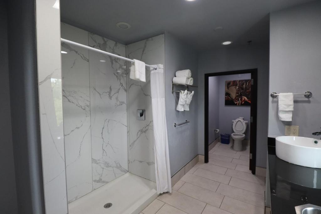 Ein Badezimmer in der Unterkunft Days Inn &amp; Suites by Wyndham Milwaukee