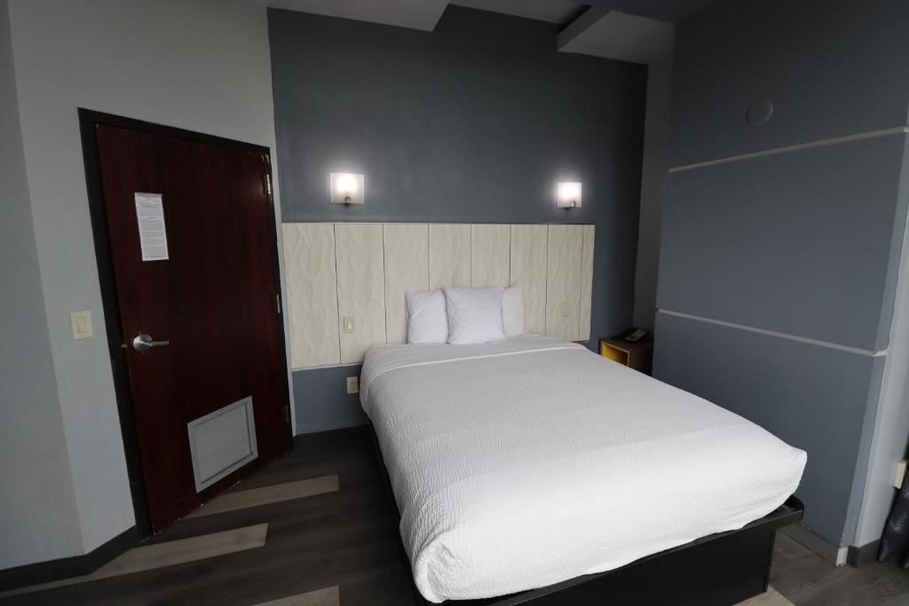 Ein Bett oder Betten in einem Zimmer der Unterkunft Days Inn &amp; Suites by Wyndham Milwaukee