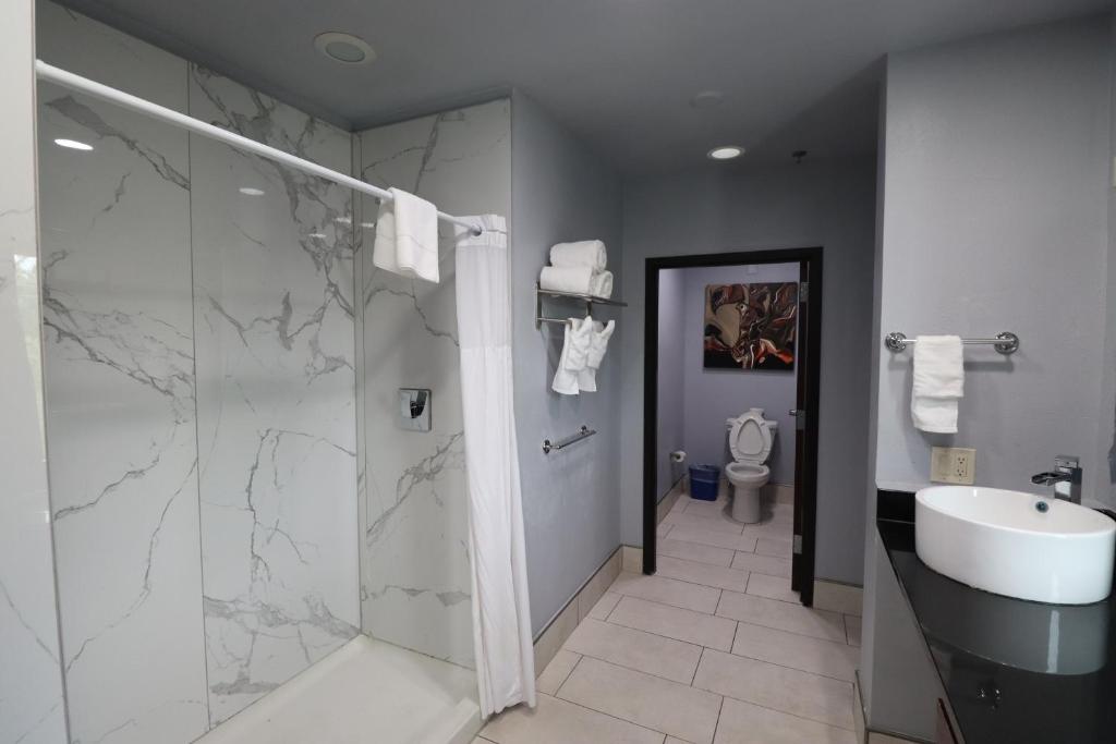 Ein Badezimmer in der Unterkunft Days Inn &amp; Suites by Wyndham Milwaukee