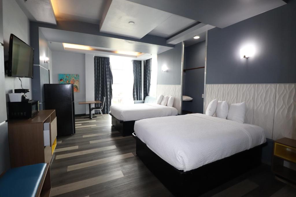 Ein Bett oder Betten in einem Zimmer der Unterkunft Days Inn &amp; Suites by Wyndham Milwaukee