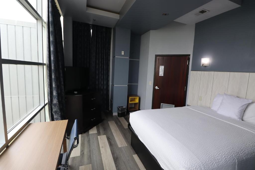 Ein Bett oder Betten in einem Zimmer der Unterkunft Days Inn &amp; Suites by Wyndham Milwaukee