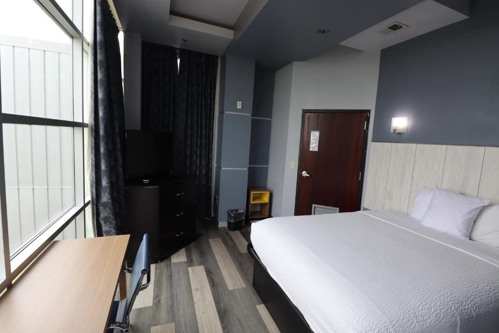 Ein Bett oder Betten in einem Zimmer der Unterkunft Days Inn &amp; Suites by Wyndham Milwaukee