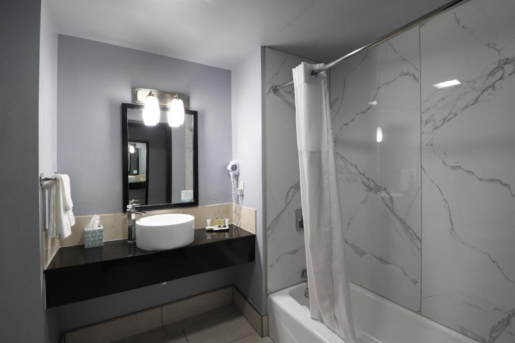Ein Badezimmer in der Unterkunft Days Inn &amp; Suites by Wyndham Milwaukee