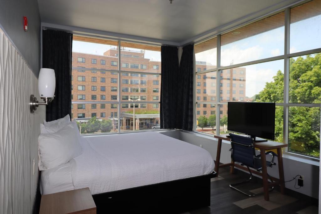 TV&#47;Unterhaltungsangebot in der Unterkunft Days Inn &amp; Suites by Wyndham Milwaukee